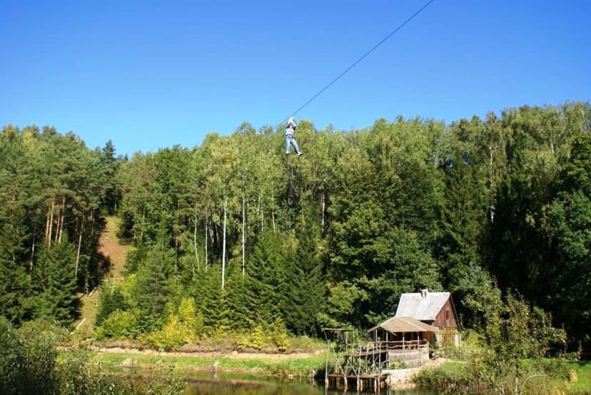 Pramogavimas dviems nuotykių parke „Ąžuolynė“