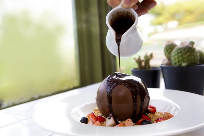 Tirpstančio šokoladinio rutulio desertas dviem