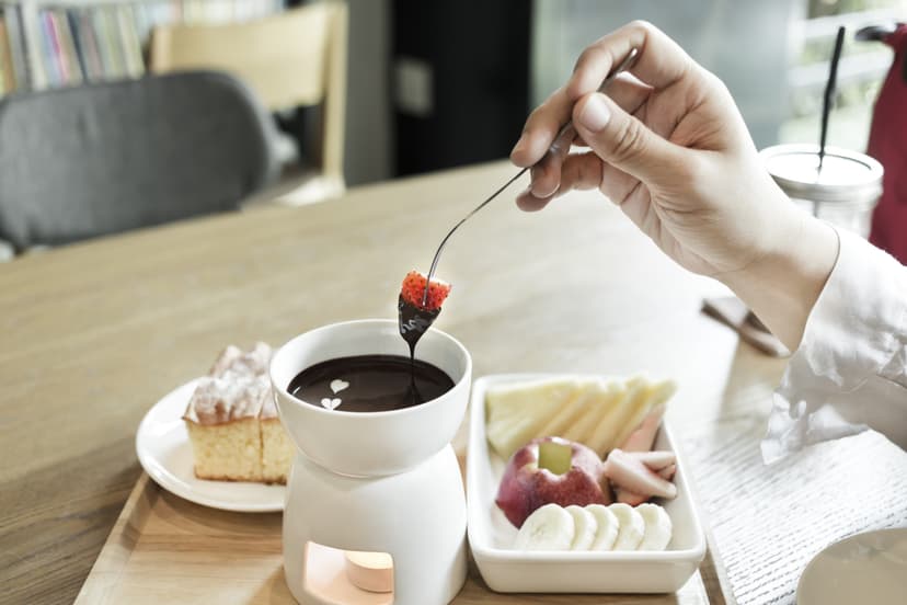 Spalvotas šokolado fondiu šeimai