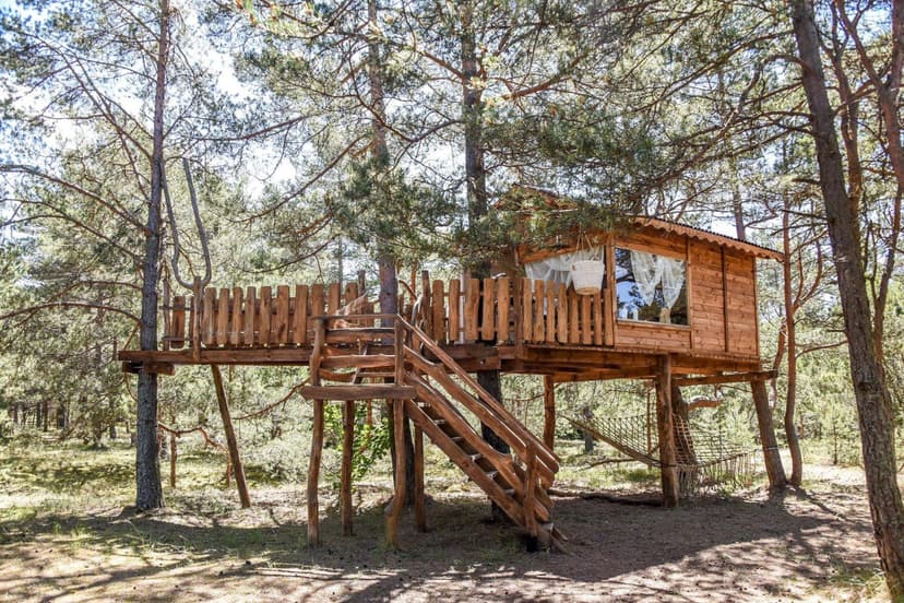 Nakvynė mediniame namelyje Latvijoje prie jūros „Ramybės uostas“ DVIEM