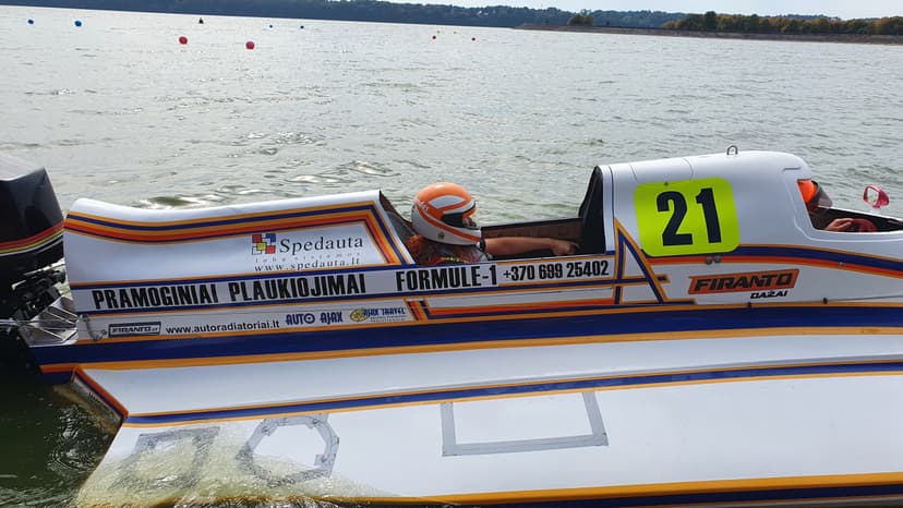 Ekstremalus plaukimas vandens formule Kauno mariose