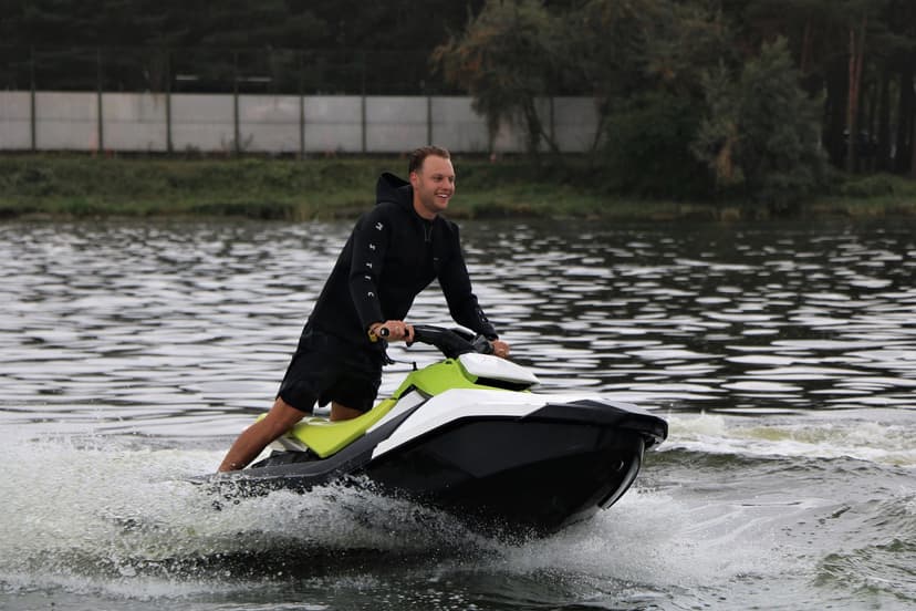 Skriekite vandens motociklu (15 min.)