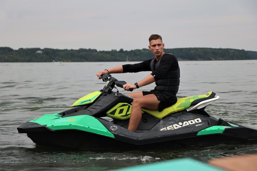 Skriekite vandens motociklu (30 min.)