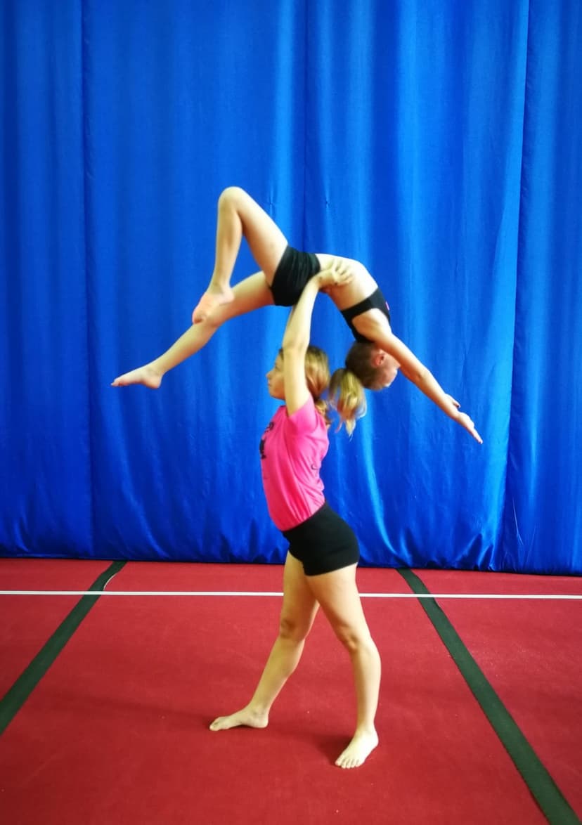 Šeimos akrobatika (suaugęs ir vaikas) studijoje „Krokodiliukas“