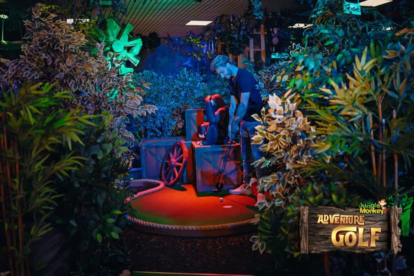 Mini golfo pramoga dviem „Jungle Monkeyz“ studijoje