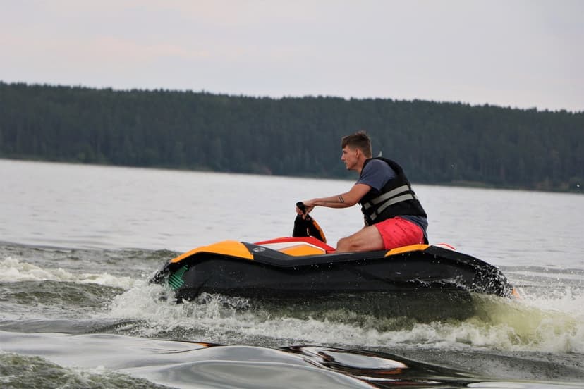 Skriekite vandens motociklu (10 min.)