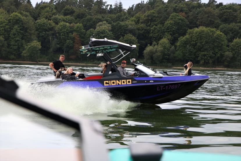 Pasiplaukiojimas kateriu grupei Kaune