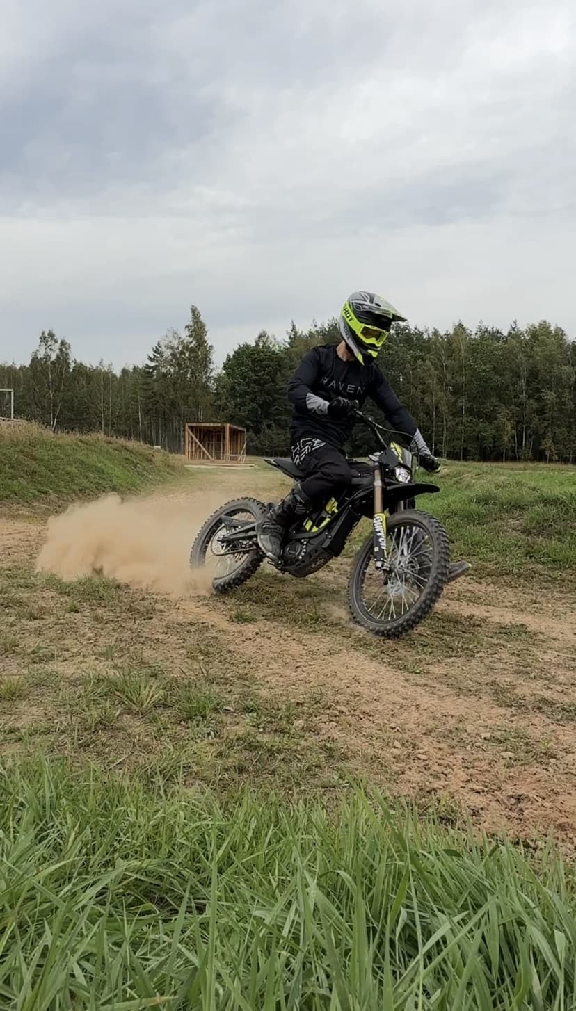 Pasivažinėjimas elektriniais motociklais su instruktoriumi (20 min.)