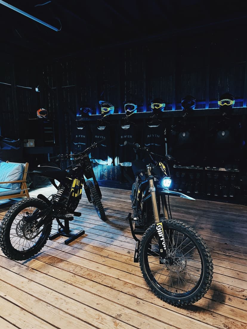 Pasivažinėjimas elektriniais motociklais su instruktoriumi (40 min.)