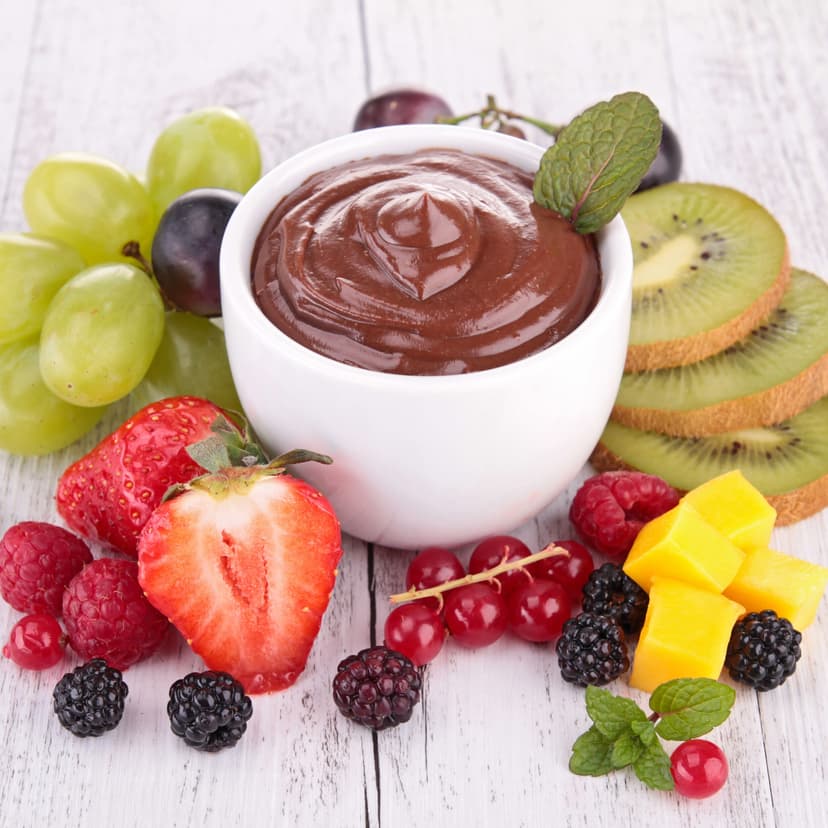 Gėrimų fontanas ir karštas šokoladas su vaisiais