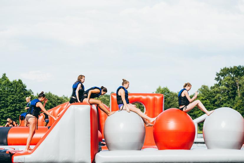 Pramogos vandens batutų parke „Water Inn“ dviem