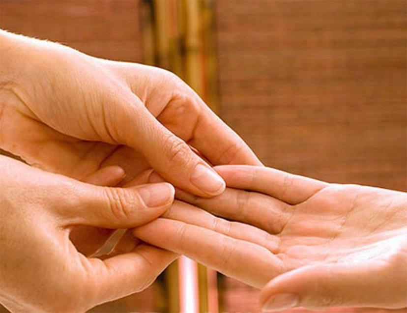 SPA procedūros pėdoms ir rankų masažas sojų vaško žvakėmis