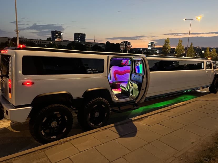 2 val. pasivažinėjimas „Hummer H2“ limuzinu ir šampanas