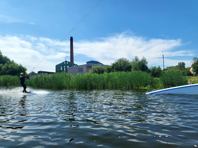 Plaukimas vandenlente wake parke „Marionette“ dviem